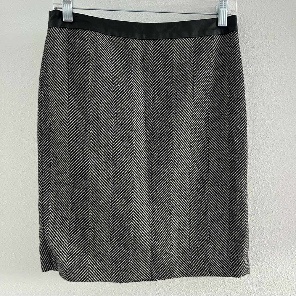 Banana Republic Black and White Herringbone Pencil Skirt Size 2